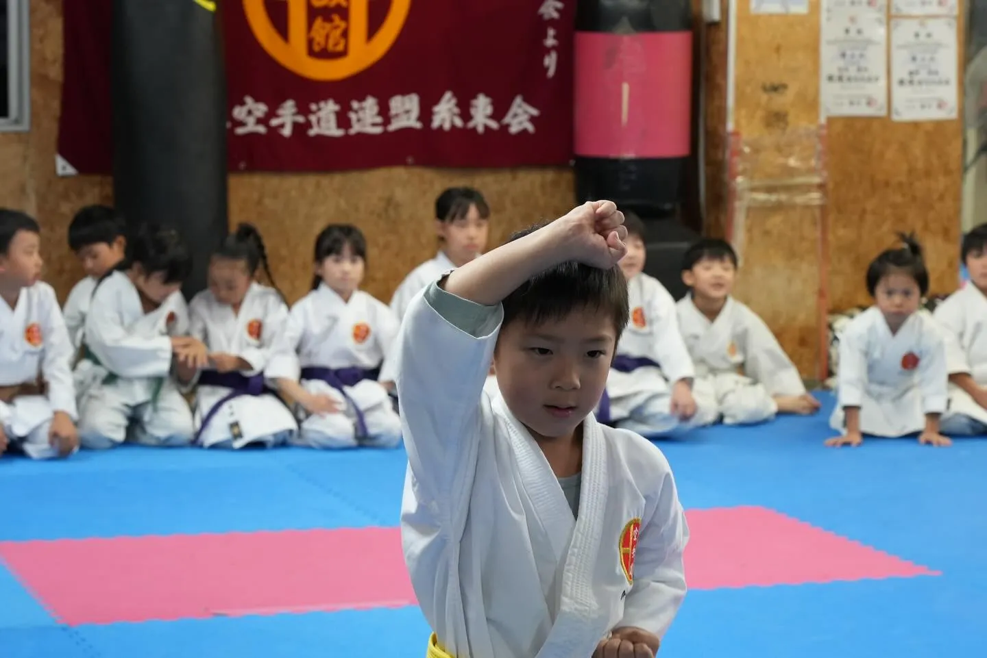 子供たちが空手の形を習得するのは、