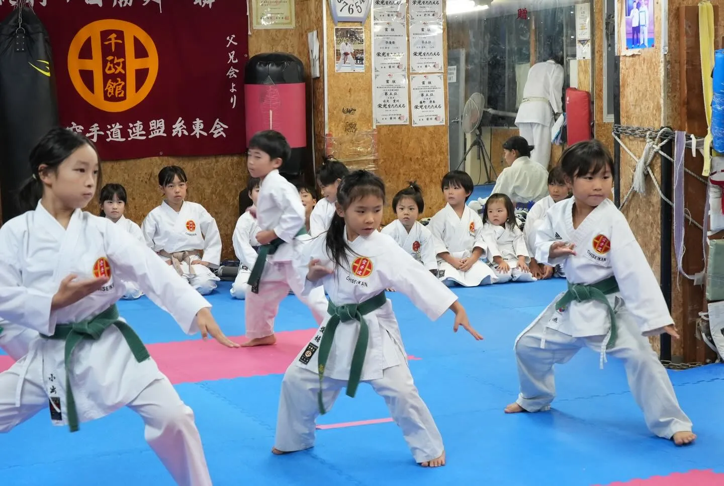 子供たちが空手の形を習得するのは、