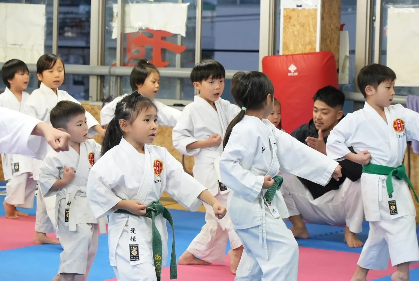 子供たちが空手の形を習得するのは、